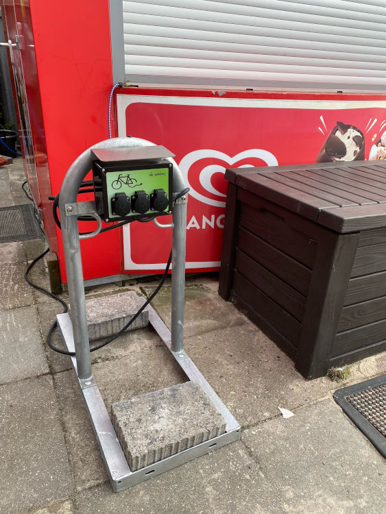 E-Bike-Akkus direkt am Strand
				laden